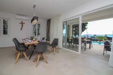 Seaside Retreat Villa with Pool, Kaštel Kambelovac