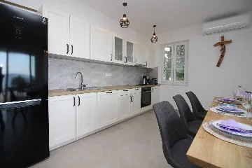 Seaside Retreat Villa with Pool, Kaštel Kambelovac