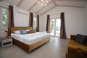 Seaside Retreat Villa with Pool, Kaštel Kambelovac