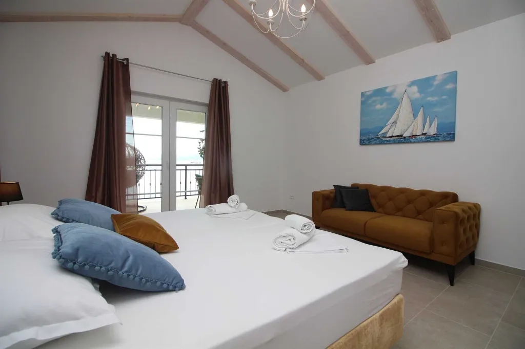 Seaside Retreat Villa with Pool, Kaštel Kambelovac