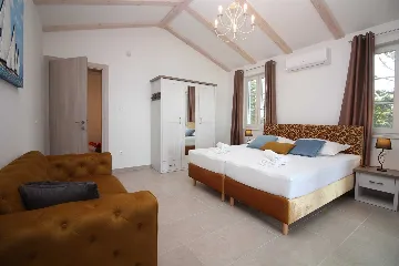 Seaside Retreat Villa with Pool, Kaštel Kambelovac