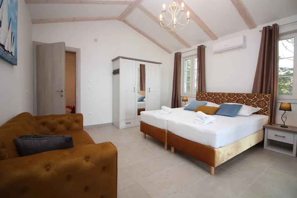 Seaside Retreat Villa with Pool, Kaštel Kambelovac