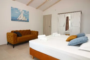 Seaside Retreat Villa with Pool, Kaštel Kambelovac