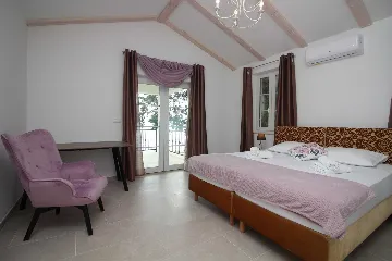 Seaside Retreat Villa with Pool, Kaštel Kambelovac