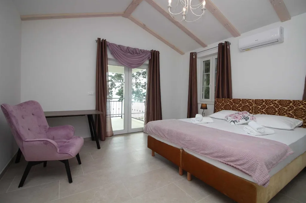 Seaside Retreat Villa with Pool, Kaštel Kambelovac