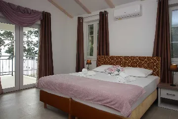 Seaside Retreat Villa with Pool, Kaštel Kambelovac
