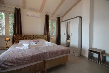 Seaside Retreat Villa with Pool, Kaštel Kambelovac