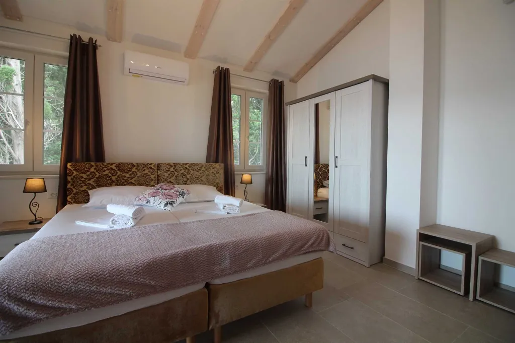 Seaside Retreat Villa with Pool, Kaštel Kambelovac