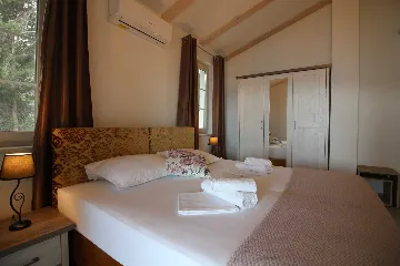 Seaside Retreat Villa with Pool, Kaštel Kambelovac