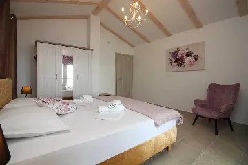 Seaside Retreat Villa with Pool, Kaštel Kambelovac