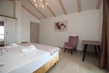 Seaside Retreat Villa with Pool, Kaštel Kambelovac