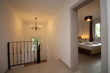 Seaside Retreat Villa with Pool, Kaštel Kambelovac