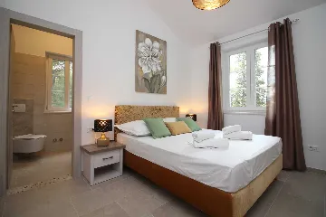 Seaside Retreat Villa with Pool, Kaštel Kambelovac