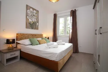 Seaside Retreat Villa with Pool, Kaštel Kambelovac