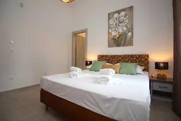 Seaside Retreat Villa with Pool, Kaštel Kambelovac