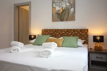 Seaside Retreat Villa with Pool, Kaštel Kambelovac