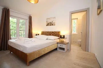 Seaside Retreat Villa with Pool, Kaštel Kambelovac