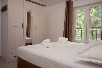 Seaside Retreat Villa with Pool, Kaštel Kambelovac