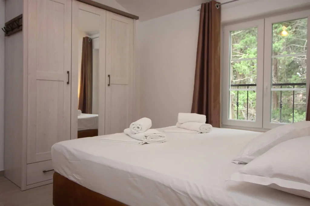 Seaside Retreat Villa with Pool, Kaštel Kambelovac