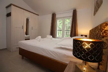 Seaside Retreat Villa with Pool, Kaštel Kambelovac
