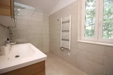 Seaside Retreat Villa with Pool, Kaštel Kambelovac