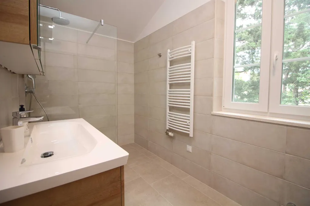 Seaside Retreat Villa with Pool, Kaštel Kambelovac