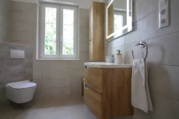 Seaside Retreat Villa with Pool, Kaštel Kambelovac