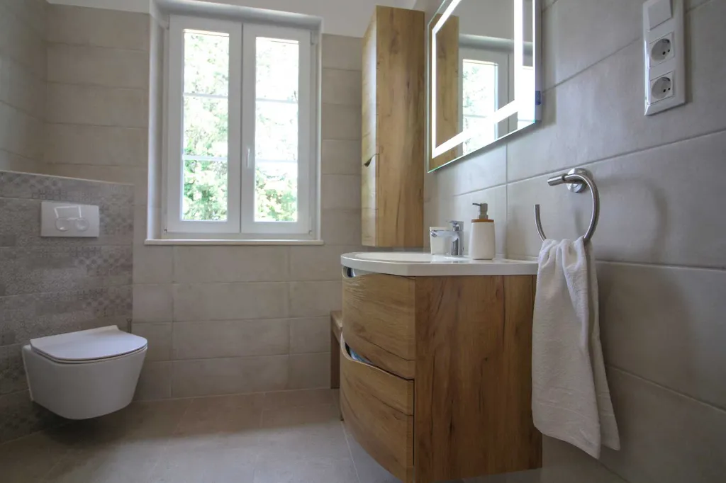 Seaside Retreat Villa with Pool, Kaštel Kambelovac