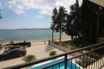 Seaside Retreat Villa with Pool, Kaštel Kambelovac