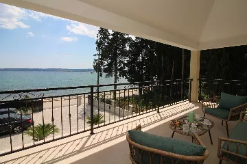 Seaside Retreat Villa with Pool, Kaštel Kambelovac