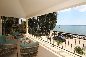 Seaside Retreat Villa with Pool, Kaštel Kambelovac