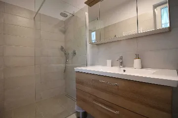 Seaside Retreat Villa with Pool, Kaštel Kambelovac