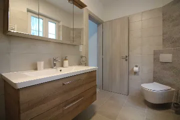 Seaside Retreat Villa with Pool, Kaštel Kambelovac