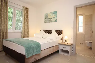 Seaside Retreat Villa with Pool, Kaštel Kambelovac