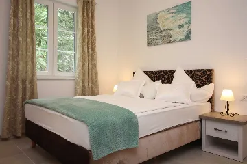 Seaside Retreat Villa with Pool, Kaštel Kambelovac