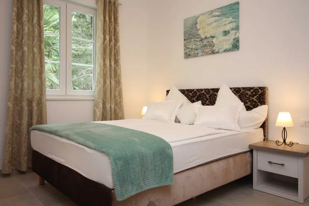 Seaside Retreat Villa with Pool, Kaštel Kambelovac