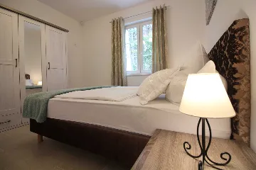 Seaside Retreat Villa with Pool, Kaštel Kambelovac