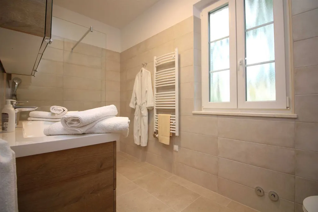 Seaside Retreat Villa with Pool, Kaštel Kambelovac