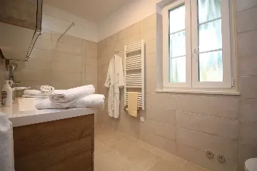 Seaside Retreat Villa with Pool, Kaštel Kambelovac