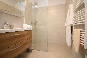 Seaside Retreat Villa with Pool, Kaštel Kambelovac