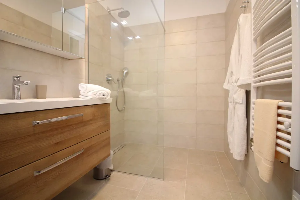 Seaside Retreat Villa with Pool, Kaštel Kambelovac