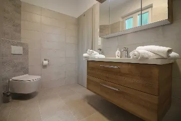 Seaside Retreat Villa with Pool, Kaštel Kambelovac