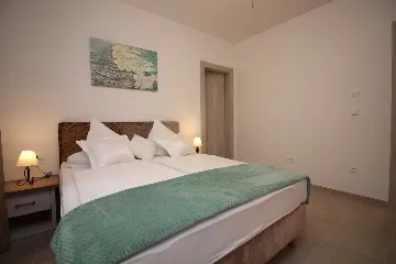 Seaside Retreat Villa with Pool, Kaštel Kambelovac