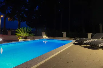 Seaside Retreat Villa with Pool, Kaštel Kambelovac