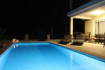 Seaside Retreat Villa with Pool, Kaštel Kambelovac