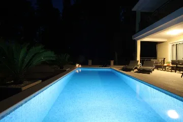 Seaside Retreat Villa with Pool, Kaštel Kambelovac