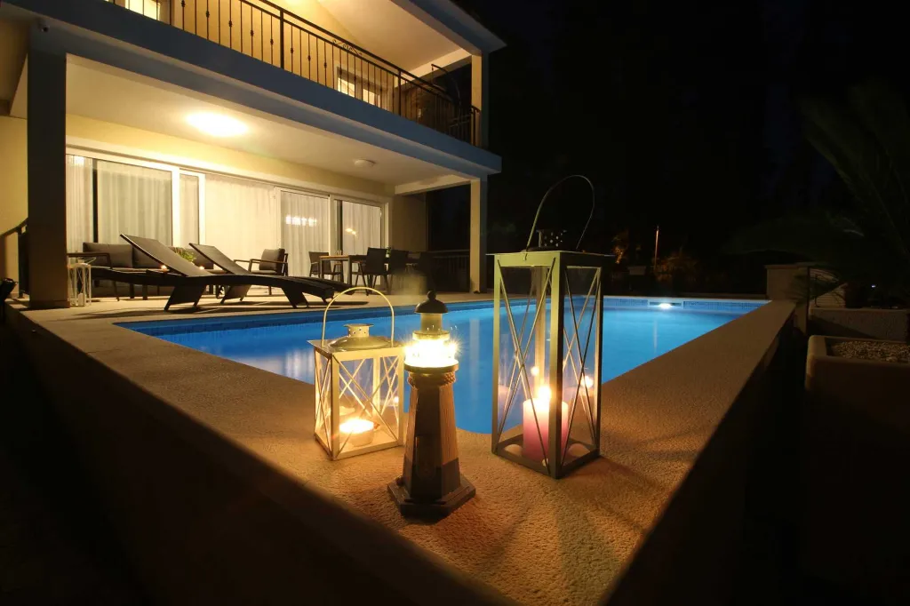 Seaside Retreat Villa with Pool, Kaštel Kambelovac