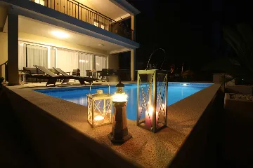 Seaside Retreat Villa with Pool, Kaštel Kambelovac