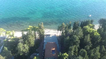 Seaside Retreat Villa with Pool, Kaštel Kambelovac