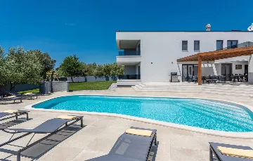 Spacious Family Villa with Pool in Krnica